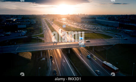 Occupé à Pont de l'autoroute au coucher du soleil, Kaunas, Lituanie. Vue aérienne Banque D'Images
