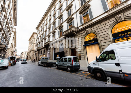 Paris, France - 31 août 2018 : à l'extérieur extérieur de bâtiments magasins Prada en Toscane sur la Via Roma, rue ruelle sombre matin en vue grand angle et c Banque D'Images