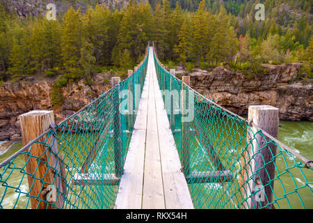 Pont suspendu de Kootenai Falls ove la rivière Kootenay, près de Libby au Montana, USA Banque D'Images