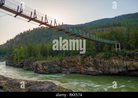 Pont suspendu de Kootenai Falls ove la rivière Kootenay, près de Libby au Montana, USA Banque D'Images