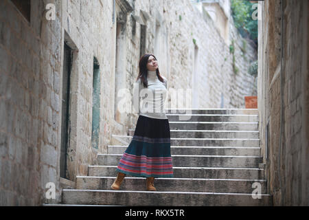 La jeune fille visiter Dubrovnik en Croatie Banque D'Images