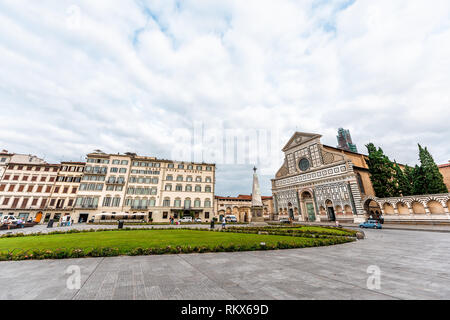 Florence, Italie - 31 août 2018 : bâtiments Firenze en été nuageux matin en Toscane avec Piazza di Santa Maria Novella et le jardin d'herbe verte Banque D'Images