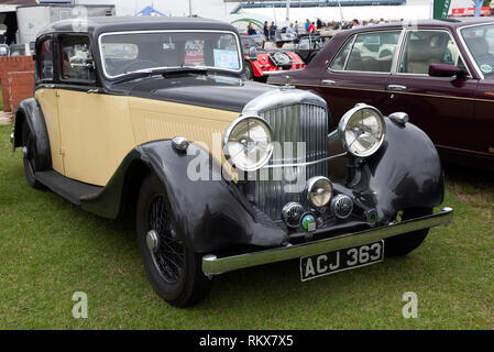 Les trois-quarts Vue de face d'un 1937 Bentley Saloon, à l'affiche dans la zone de club de voiture de la Silverstone Classic 2017 Banque D'Images