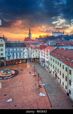 Bratislava. Aerial cityscape libre du centre historique de Bratislava, capitale de la Slovaquie pendant le coucher du soleil. Banque D'Images