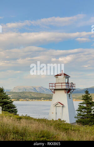 Phare de Woody Point Bonne Baie avec Norris Point au loin. Banque D'Images