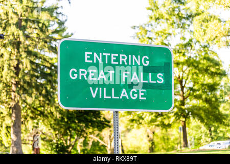 Great Falls, États-Unis d'inscription pour le centre-ville en Virginie du Nord ville ville avec libre dans le comté de Fairfax et arbres en arrière-plan vert Banque D'Images