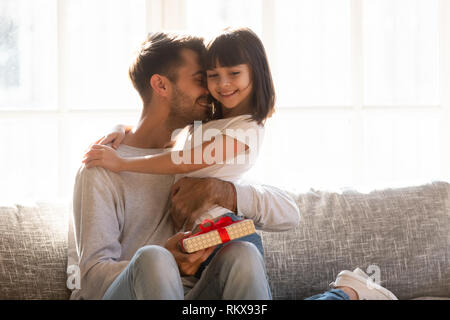 Heureux papa hugging daughter remerciant pour cadeau de jour de pères Banque D'Images