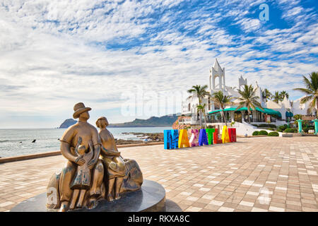 Mazatlan, Mexique - 10 décembre 2018 : Big Mazatlan Lettres à l'entrée de Golden Zone (Zona Dorada), une célèbre station touristique et de la plage dans la zone Mex Banque D'Images