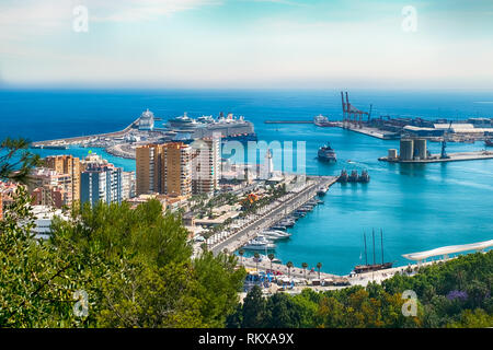 Malaga, Espagne - 18 mai 2018. Bateau de croisière Mein Schiff 5 Seven Seas Cruises avec Explorer et Rhapsody of the Seas à port de Malaga, Espagne Banque D'Images