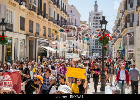 Malaga, Espagne - 12 mai 2018. Les personnes membres de la Malaga no se vende la plate-forme, se manifestant sur la Marques de Larios, piétonne dans le quartier historique de 100 Banque D'Images