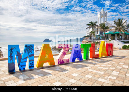 Mazatlan, Mexique - 10 décembre 2018 : Big Mazatlan Lettres à l'entrée de Golden Zone (Zona Dorada), une célèbre station touristique et de la plage dans la zone Mex Banque D'Images