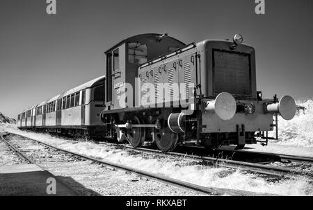 Une image infrarouge de l'Alderney Railway Society's moteur Diesel 'Elizabeth' tirant 3 voitures de la ligne du Nord. Banque D'Images