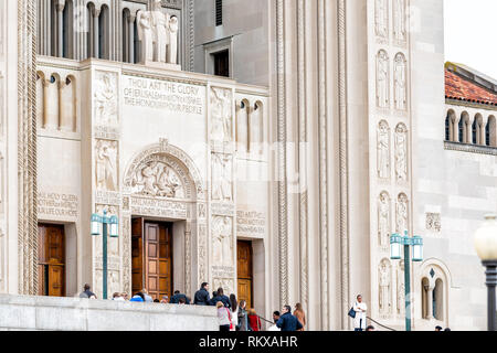 Washington DC, USA - 1 Avril 2018 : Beaucoup de gens à pied de portes d'entrée de la basilique du Sanctuaire national de l'Immaculée Conception chu Catholique Banque D'Images