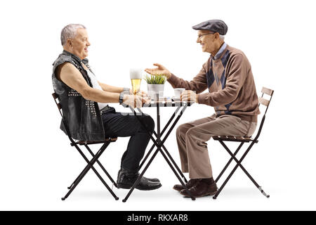 Profil de pleine longueur de balle punk boire de la bière à une table et de parler avec un homme âgé de boire du café isolé sur fond blanc Banque D'Images