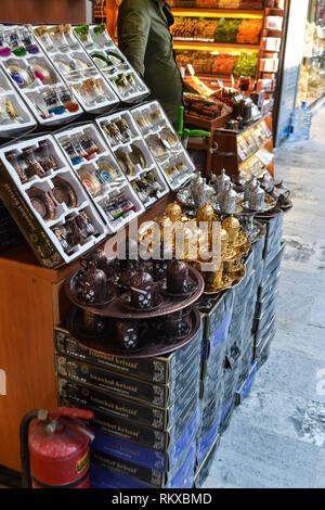 Shopping dans le Grand Bazar, des oreillers, sacs et tapis sont sur le mur pour la vente. Service à thé Vintage Banque D'Images