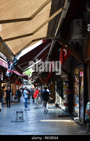 ISTANBUL, TURQUIE - 10 juillet 2017 : Les gens de shopping dans le Grand Bazar, des oreillers, sacs et tapis sont sur le mur pour la vente. Banque D'Images