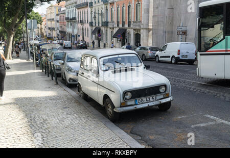 Voiture Renault 4 blanche oldtimer garée dans la rue de Lisbonne. Lisbonne, Portugal - 3 septembre 2018 : Banque D'Images