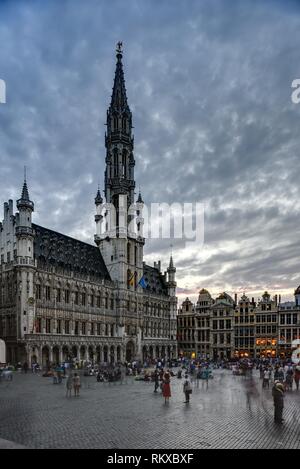 Das Rathaus (frz. Hôtel de Ville, nl. Het Stadhuis) wurde 1401 von 1421 bis Jacob van Tienen, einem Schüler von Jan van Osy, gebaut. Banque D'Images