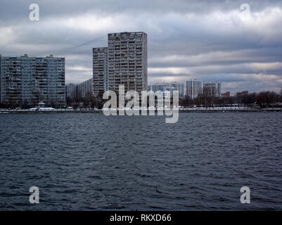 Rivière novembre sur un jour nuageux, Moscou Banque D'Images