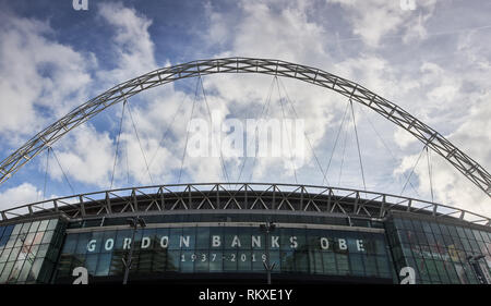 Un hommage au stade de Wembley, en mémoire de l'Angleterre de la Coupe du monde-large gardien Gordon Banks qui est décédé à l'âge de 81 ans. Banks a fait 510 apparitions pour Chesterfield, Leicester et Stoke et remporté 73 caps senior international. Il a été l'une des stars de l'Angleterre de la Coupe du Monde 1966 triomphe contre l'Allemagne de l'Ouest. Banque D'Images