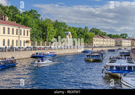 Saint Petersburg, Russie - le 27 juin 2018 Rivière Moyka : remblai et de nombreux bateaux de touristes dans le centre historique de la ville Banque D'Images