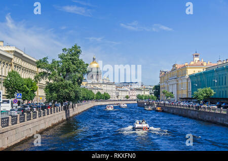 Saint Petersburg, Russie - le 27 juin 2018 : River Embankment Moyka, bateaux de touristes et la la Cathédrale Saint Isaac Banque D'Images