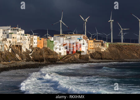 Airscrews produisant de l'électricité durable près de la plage dans le village de pêcheurs de Pozo Izquierdo sur Gran Canaria island Banque D'Images