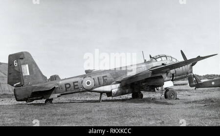 Capturé un Junkers Ju 388 bombardiers de la Luftwaffe, Werk Nombre 500006. Le Ju 388 était le dernier développement de la série Junkers Ju 88 d'être construit. Cet appareil était la dernière des six prototypes. Code 'PE +S' il a été fait prisonnier lors de la mise en place des essais d'armement Tarnewitz, sur la côte de la mer Baltique et volé jusqu'à Farnborough au Royaume-Uni, où elle est arrivée le 1 septembre 1945. Avec le ministère de l'air nombre '83' qu'il figurait dans l'exposition statique au cours de l'exposition aéronautique allemand en octobre/novembre 1945, où cette photo a été prise. Il a été rebuté à Cranfield autour de1950. Banque D'Images