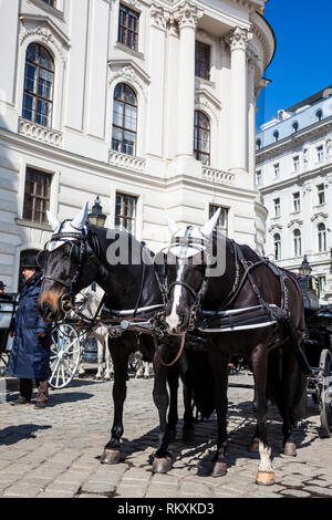 Vienne, AUTRICHE - Avril 2018 : voitures à cheval devant le palais impérial de Hofburg à Vienne Banque D'Images