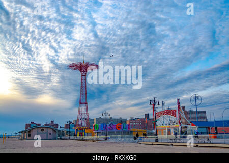 Tour de saut en parachute dans Coney Island Brooklyn et beau ciel bleu et les nuages. Banque D'Images