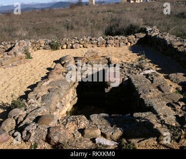 L'Espagne. Numantia. L'ancienne ville celtibère cité par les Romains en 133 avant J.-C., pendant la guerre des Celtibères. Elle a été abandonnée dans la 4ème ANNONCE de siècle. Citerne avec escalier. Garray, province de Soria, Castille et Leon. Banque D'Images