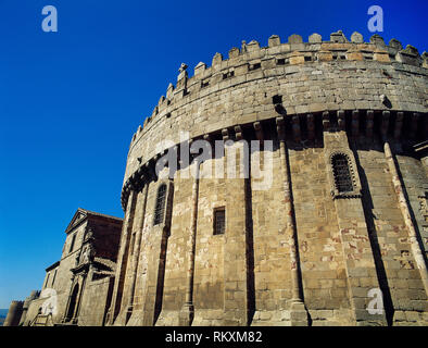 L'Espagne, Castille et Léon, Avila. Cathédrale de Saint Salvador. L'église catholique. Il a été commencé au 12ème siècle en style roman et a conclu au 14e siècle en style gothique. L'abside romano-gothique a été construit en partie comme une forteresse, comme une tour fortifiée intégrée dans la défensive. Architecte : Giral Fruchel (12ème siècle). Banque D'Images