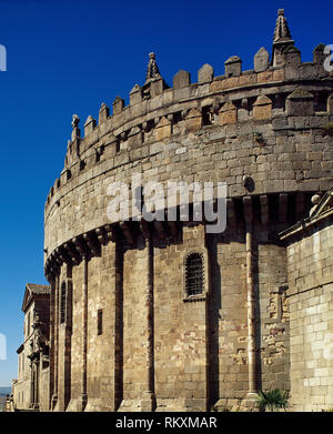 L'Espagne, Castille et Léon, Avila. Cathédrale de Saint Salvador. L'église catholique. Il a été commencé au 12ème siècle en style roman et a conclu au 14e siècle en style gothique. L'abside romano-gothique a été construit en partie comme une forteresse, comme une tour fortifiée intégrée dans la défensive. Architecte : Giral Fruchel (12ème siècle). Banque D'Images