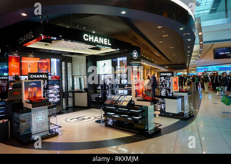 Dubaï, Émirats arabes unis - circa 2016, novembre : Chanel store à l'Aéroport International de Dubaï. Banque D'Images