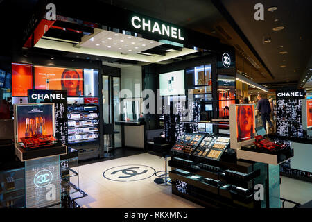 Dubaï, Émirats arabes unis - circa 2016, novembre : Chanel store à l'Aéroport International de Dubaï. Banque D'Images