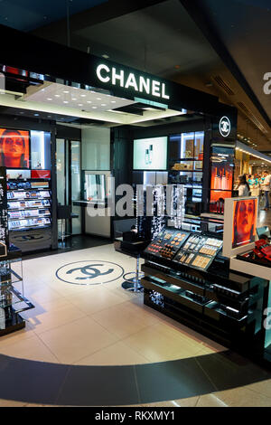 Dubaï, Émirats arabes unis - circa 2016, novembre : Chanel store à l'Aéroport International de Dubaï. Banque D'Images