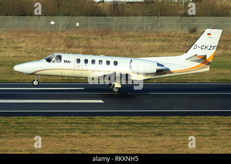 Une ambulance d'Air arrive à l'aéroport George Best Belfast City à Belfast, en Irlande du Nord. Banque D'Images