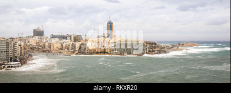 Vue panoramique sur les toits de la baie de Spinola pendant un jour de tempête. Malte, l'Europe. Banque D'Images