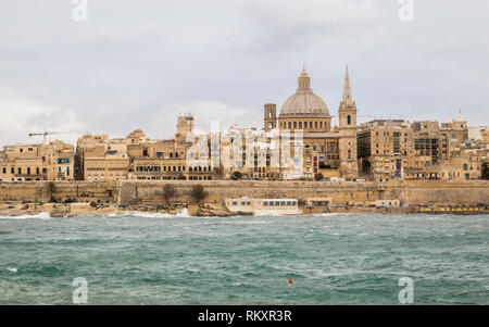 Vue panoramique sur les toits de la valette historique pendant un jour de tempête. La Valette, La Valette, Malte, Europe Banque D'Images