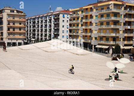 Avis de la forme particulière de bilotti square ex fera carré avec bords relevés dans le centre-ville de Reggio de Calabre Italie Banque D'Images