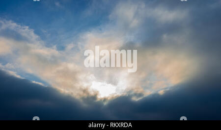 Cloudscape spectaculaire la soleil nuages et ciel bleu Banque D'Images