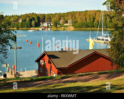 Vue sur un canal de la Mer Baltique avec des bateaux à voile de la côte à Mariehamn, Finlande Aland en bois avec, à feuillage d'automne et d'élégantes maisons Banque D'Images