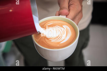 Faire Barista latte art. tasse de café latte in coffee shop Banque D'Images