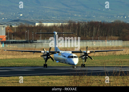 Q400 de Flybe portant l'ancienne livrée. Avions de Flybe arrivent et partent de l'aéroport George Best Belfast City à Belfast, en Irlande du Nord. Banque D'Images