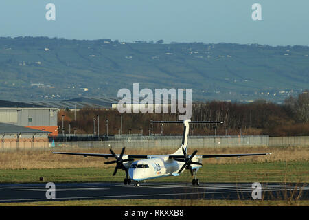 Q400 de Flybe portant l'ancienne livrée. Avions de Flybe arrivent et partent de l'aéroport George Best Belfast City à Belfast, en Irlande du Nord. Banque D'Images