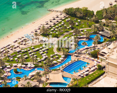 Plage côte avec piscine ouverte hôtels à Dubaï. Vue à partir de la hauteur. Banque D'Images