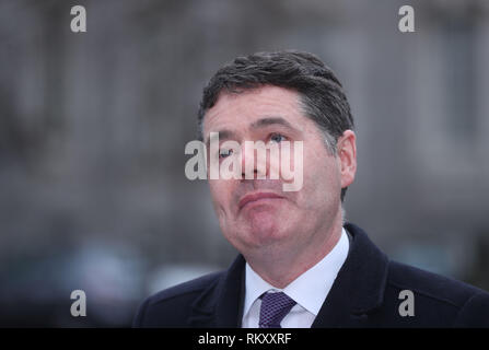 Ministre des Finances, Paschal Donohoe parler aux médias devant les bâtiments gouvernementaux à Dublin sur les coûts excédentaires de la National Children's Hospital. Banque D'Images