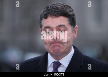 Ministre des Finances, Paschal Donohoe parler aux médias devant les bâtiments gouvernementaux à Dublin sur les coûts excédentaires de la National Children's Hospital. Banque D'Images