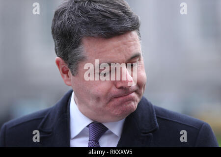 Ministre des Finances, Paschal Donohoe parler aux médias devant les bâtiments gouvernementaux à Dublin sur les coûts excédentaires de la National Children's Hospital. Banque D'Images