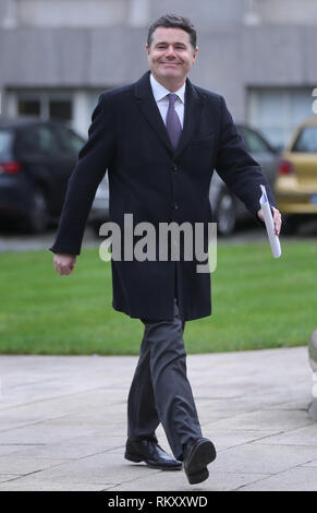 Ministre des Finances, Paschal Donohoe avant de parler aux médias devant les bâtiments gouvernementaux à Dublin sur les coûts excédentaires de la National Children's Hospital. Banque D'Images